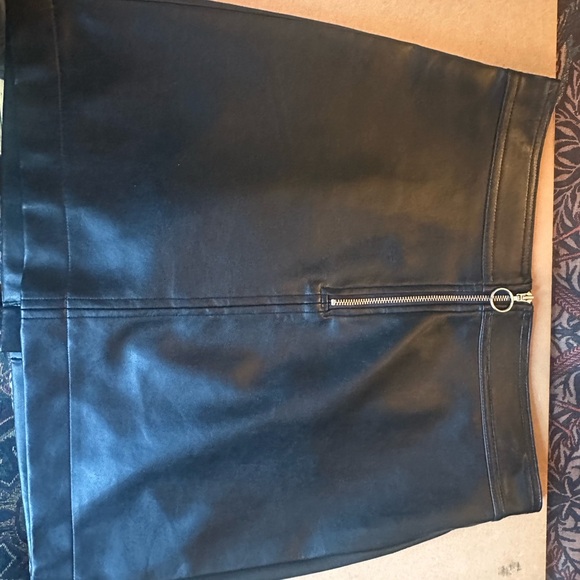 Wilfred Aritzia Roxanne Vegan Faux Leather Mini Skirt Black Zip Size 4 - Picture 5 of 6